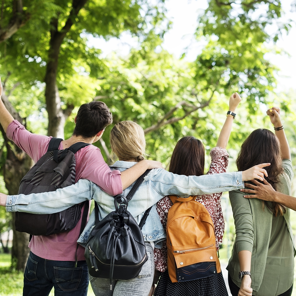 ADOLESCENTES Y JOVENES